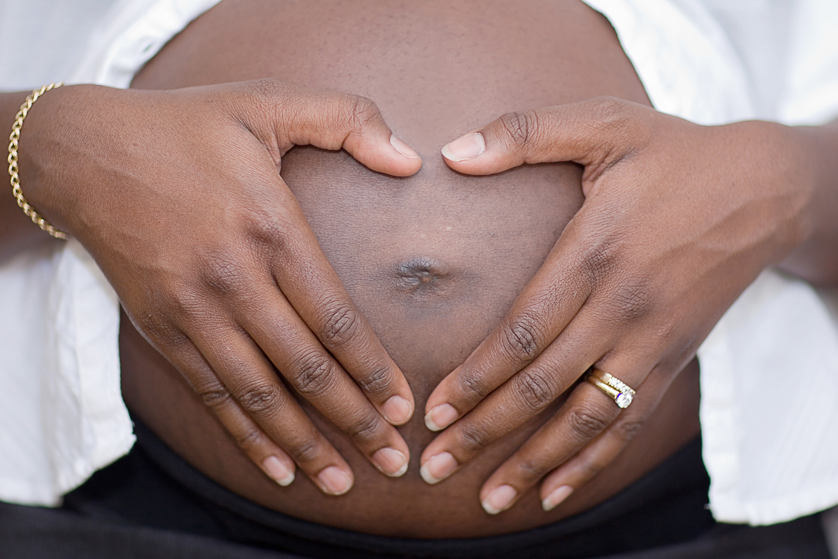 Girl black with baby pregnant white IVF mixup:
